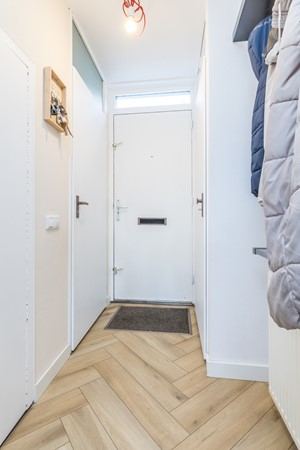 Foto - Verkocht onder voorbehoud: Instapklare ruime tussenwoning uit 1997 met 3 slaapkamers, moderne badkamer, tuin en garage in Heerlen